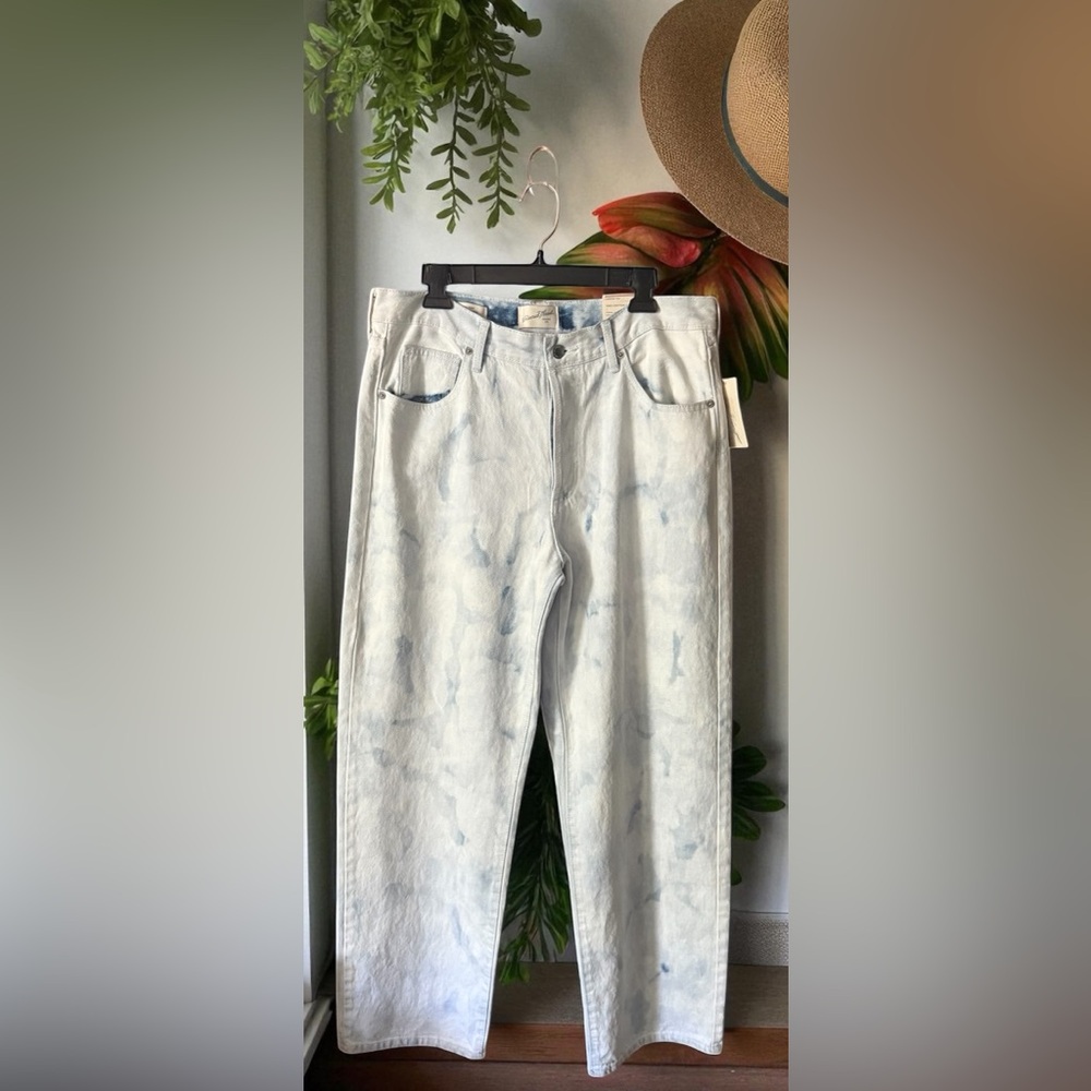 Universal Thread Mid-Rise 90's Baggy Button 
Cloud Jeans 100% cotton NWT 10R